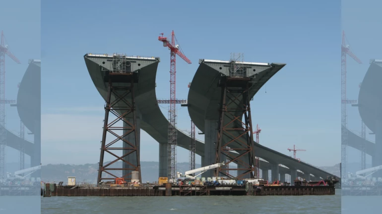 शिवडी-न्हावाशेवा सागरी सेतूच्या कामात तब्बल 'इतके' कर्मचारी शिवडी-न्हावाशेवा सागरी सेतूच्या कामात तब्बल 'इतके' कर्मचारी