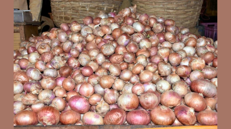 कांदा पोहोचला शंभरीजवळ, सामान्यांच्या डोळ्यात पाणी कांदा पोहोचला शंभरीजवळ, सामान्यांच्या डोळ्यात पाणी