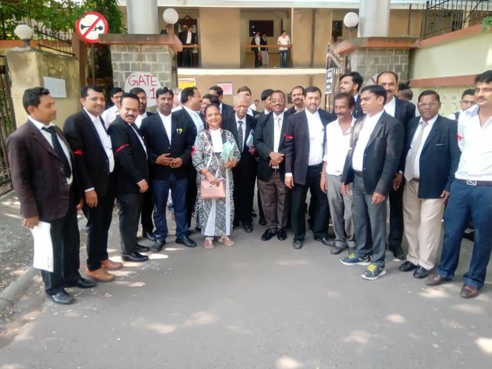 दिल्ली में वकीलों के साथ मारपीट के विरोध में वकीलों ने पहनी लाल पट्टी