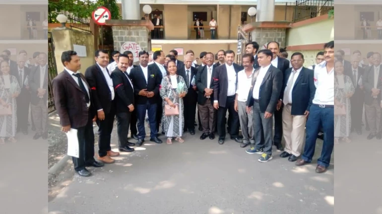 दिल्ली में वकीलों के साथ मारपीट के विरोध में वकीलों ने पहनी लाल पट्टी दिल्ली में वकीलों के साथ मारपीट के विरोध में वकीलों ने पहनी लाल पट्टी