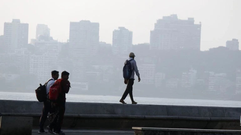 चक्रीवादळामुळे मुंबईकर अनुभवतायेत हिवाळा आणि उन्हाळा चक्रीवादळामुळे मुंबईकर अनुभवतायेत हिवाळा आणि उन्हाळा