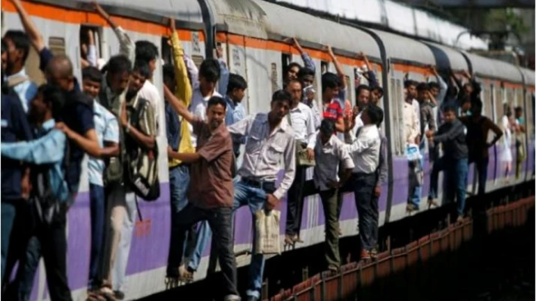 ट्रान्स हार्बरवर प्रवाशांना लोकलच्या प्रथम दर्जा डब्यातून प्रवास करण्याची मुभा ट्रान्स हार्बरवर प्रवाशांना लोकलच्या प्रथम दर्जा डब्यातून प्रवास करण्याची मुभा