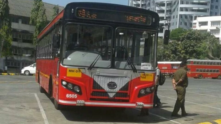 बेस्ट बसमधील मोबाईल चार्जर खराब, प्रवाशांची गैरसोय बेस्ट बसमधील मोबाईल चार्जर खराब, प्रवाशांची गैरसोय