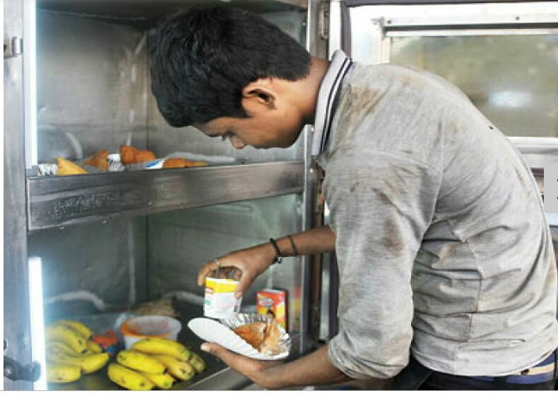 गरजूंची भूक भागवणारा मनसेचा ‘माणुसकीचा फ्रिज’