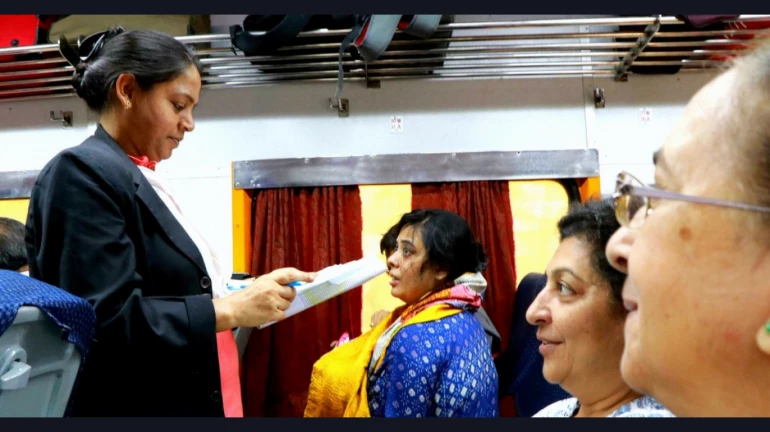 पैसे बचाने के लिए लोग बन रहे हैं बूढ़े पैसे बचाने के लिए लोग बन रहे हैं बूढ़े