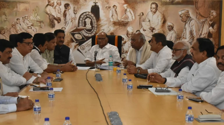 राष्ट्रवादीच्या नेत्यांची दिल्लीत बैठक, सत्ता स्थापनेचा पेच सुटणार? राष्ट्रवादीच्या नेत्यांची दिल्लीत बैठक, सत्ता स्थापनेचा पेच सुटणार?