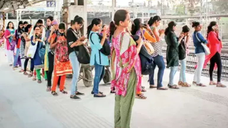 रांग लावून पकडा लोकल, 'माय लेफ्ट इज माय राइट' उपक्रम सुरू रांग लावून पकडा लोकल, 'माय लेफ्ट इज माय राइट' उपक्रम सुरू