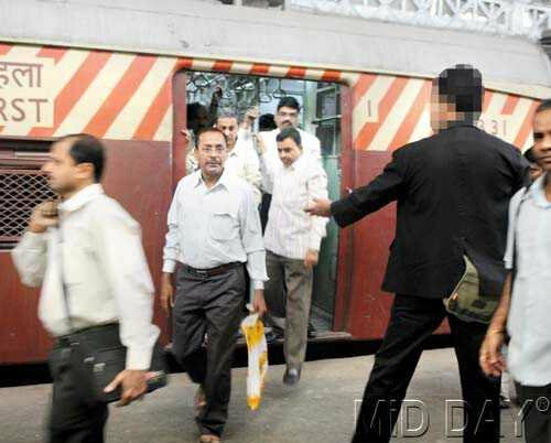 बनावट तिकीट तपासनीसाला दादर स्थानकात अटक