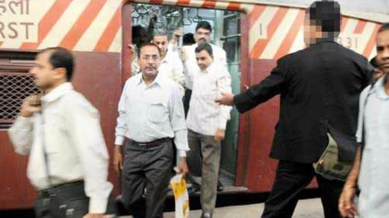 बनावट तिकीट तपासनीसाला दादर स्थानकात अटक बनावट तिकीट तपासनीसाला दादर स्थानकात अटक