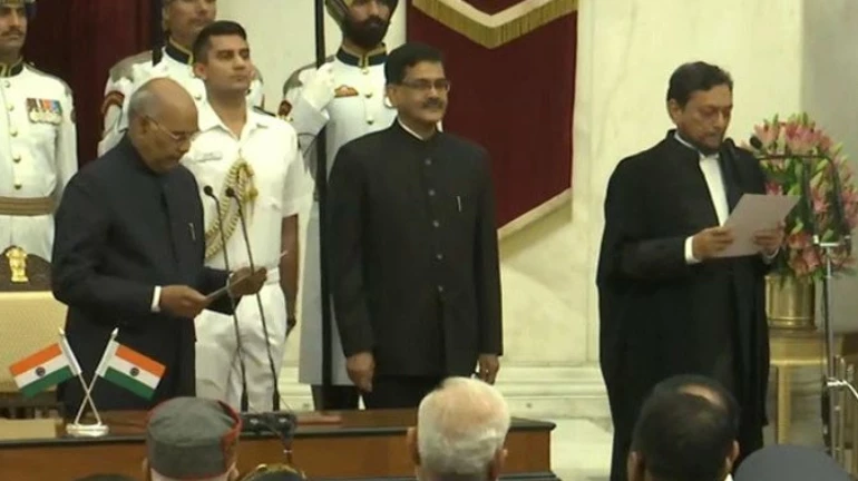 न्यायमूर्ती शरद बोबडे यांनी घेतली सरन्यायाधीशपदाची शपथ न्यायमूर्ती शरद बोबडे यांनी घेतली सरन्यायाधीशपदाची शपथ