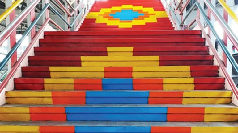 'या' स्थानकाच्या पायऱ्यांना नवं रूप 'या' स्थानकाच्या पायऱ्यांना नवं रूप