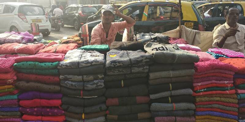 बदलत्या हवामानामुळं स्वेटरच्या विक्रीत घट