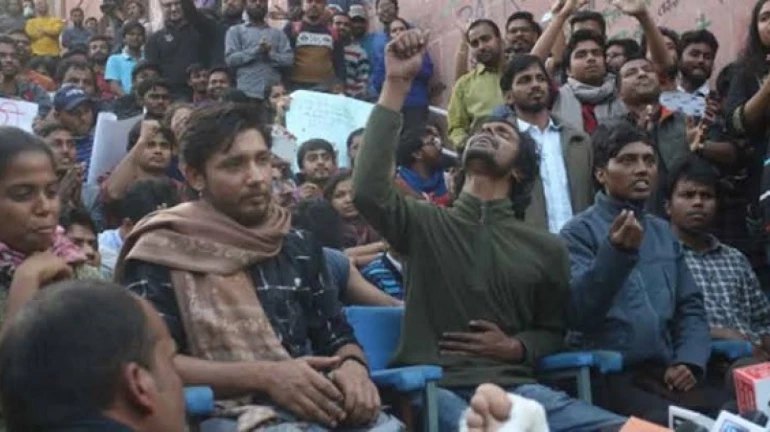 Shiv Sena condemns lathicharge on JNU students