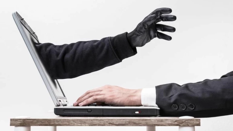 दोन शास्त्रज्ञांना भामट्यांनी घातला ऑनलाइन गंडा दोन शास्त्रज्ञांना भामट्यांनी घातला ऑनलाइन गंडा