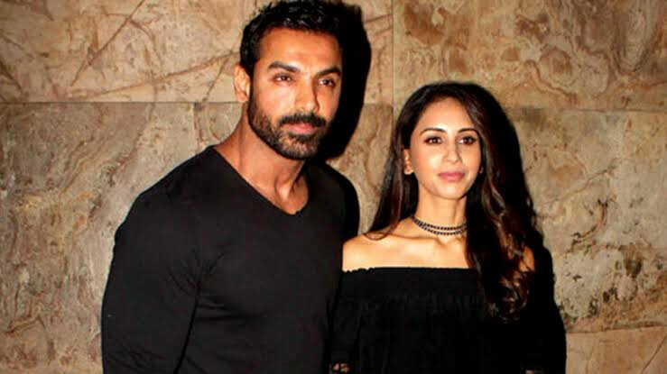 ऐसे बॉलीवुड सितारे जिन्होंने दूसरी फील्ड-करियर की लड़कियों से रचाई शादी