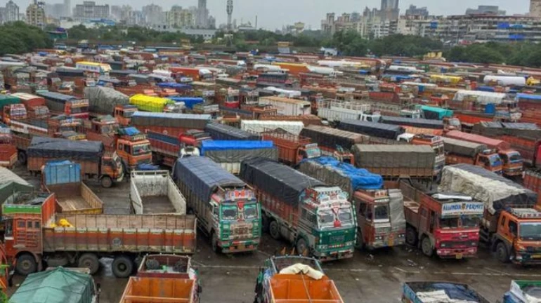 ट्रकचालकांचा सोमवारपासून बेमुदत बंद ट्रकचालकांचा सोमवारपासून बेमुदत बंद
