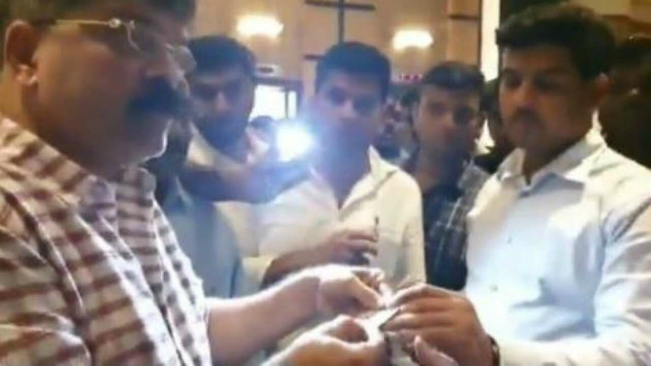 होटल में सादी वर्दी में दिखे पुलिसवाले, एनसीपी ने उठाए सवाल