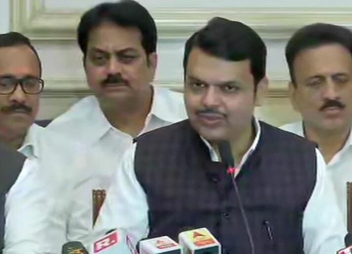 सत्तेसाठी किती लाचारी? सावरकर वादावरून फडणवीसांची शिवसेनेवर टीका