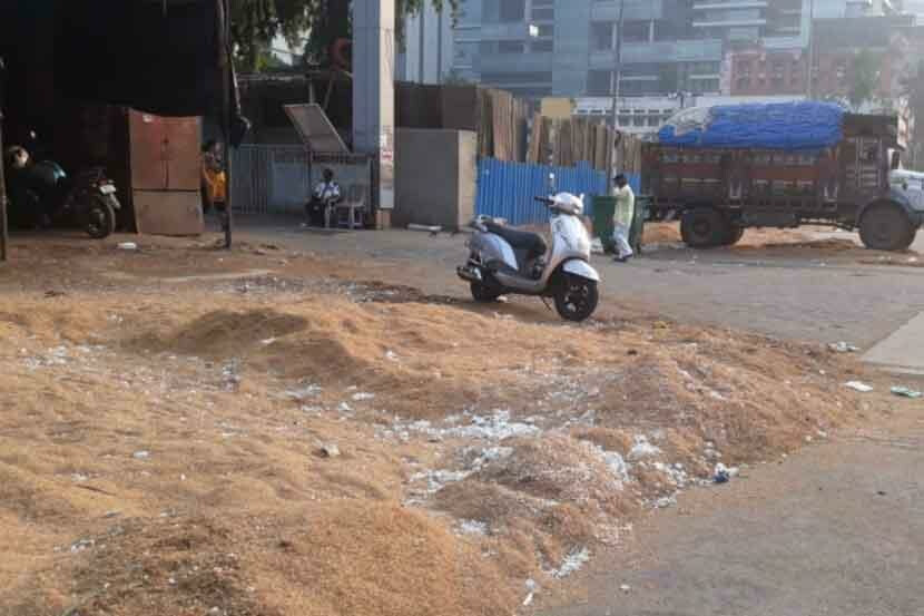 पालिका मंडईबाहेरील तांदळाच्या भुशाच्या ढीगामुळं दादरकर हैराण