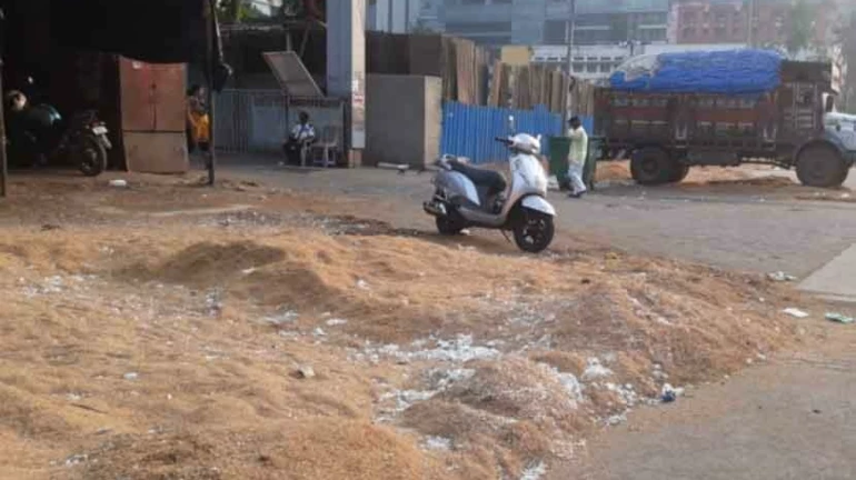 पालिका मंडईबाहेरील तांदळाच्या भुशाच्या ढीगामुळं दादरकर हैराण पालिका मंडईबाहेरील तांदळाच्या भुशाच्या ढीगामुळं दादरकर हैराण