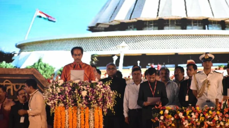 उद्धव ठाकरे ने ली मुख्यमंत्री की शपथ, 6 मंत्रियों ने भी ली शपथ उद्धव ठाकरे ने ली मुख्यमंत्री की शपथ, 6 मंत्रियों ने भी ली शपथ