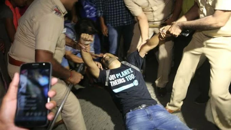 Aarey : आंदोलनकारियों पर दर्ज केस होंगे रद्द, उद्धव सरकार का फैसला Aarey : आंदोलनकारियों पर दर्ज केस होंगे रद्द, उद्धव सरकार का फैसला