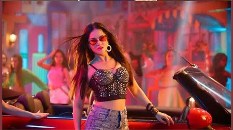 सनी लियोनी ने 'हेल्लो जी' पर लगाए ठुमके, झूमे लोग सनी लियोनी ने 'हेल्लो जी' पर लगाए ठुमके, झूमे लोग