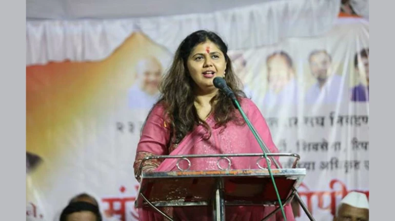 पंकजा मुंडे के पार्टी छोड़ कर जाने पर बीजेपी ने किया इनकार लेकिन पंकजा के लक्षण बदले-बदले से पंकजा मुंडे के पार्टी छोड़ कर जाने पर बीजेपी ने किया इनकार लेकिन पंकजा के लक्षण बदले-बदले से