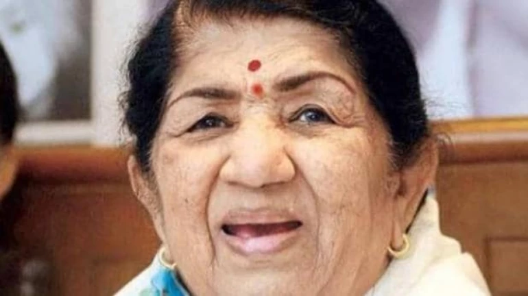 २८ दिवसांच्या उपचारांनंतर लतादीदी घरी परतल्या २८ दिवसांच्या उपचारांनंतर लतादीदी घरी परतल्या