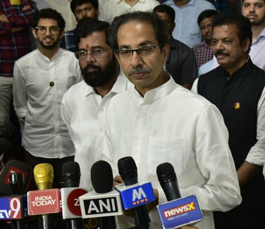 मुख्यमंत्री उद्धव ठाकरेंवर केलं ट्विट, युजर्स म्हणाले 'युवराज का इंटरनेट स्लो है'