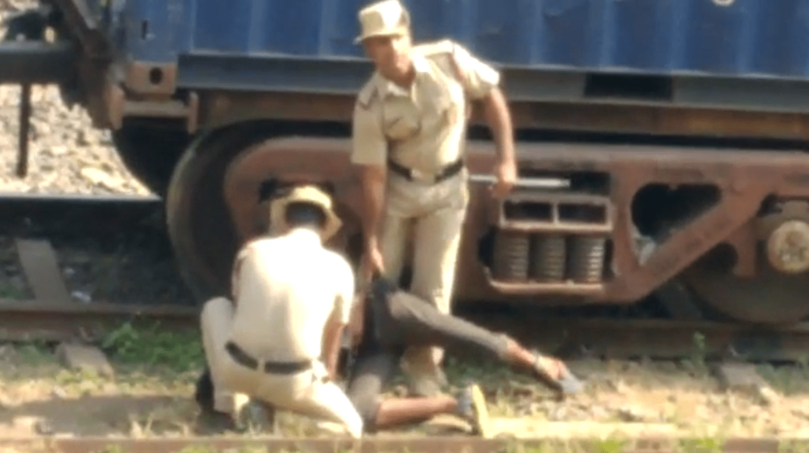 अपंग विक्रेत्याला आरपीएफ जवानांकडून मारहाण