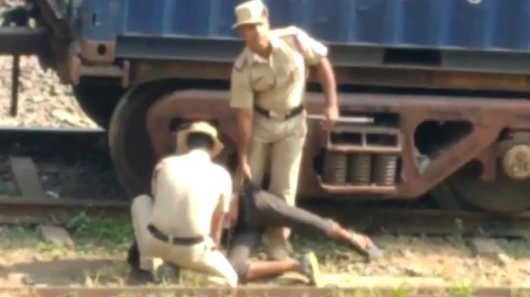 अपंग विक्रेत्याला आरपीएफ जवानांकडून मारहाण अपंग विक्रेत्याला आरपीएफ जवानांकडून मारहाण