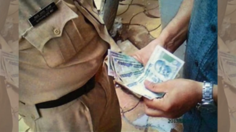 लाचखोरीत पोलीस अव्वल, महसूलला मागे टाकलं लाचखोरीत पोलीस अव्वल, महसूलला मागे टाकलं