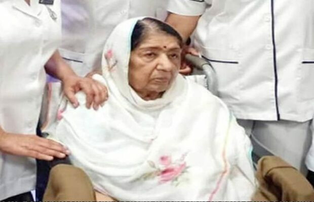 लता दीदींचे रुग्णालयातील फोटो व्हायरल