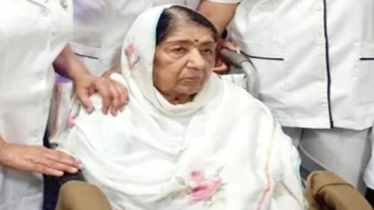 लता दीदींचे रुग्णालयातील फोटो व्हायरल लता दीदींचे रुग्णालयातील फोटो व्हायरल