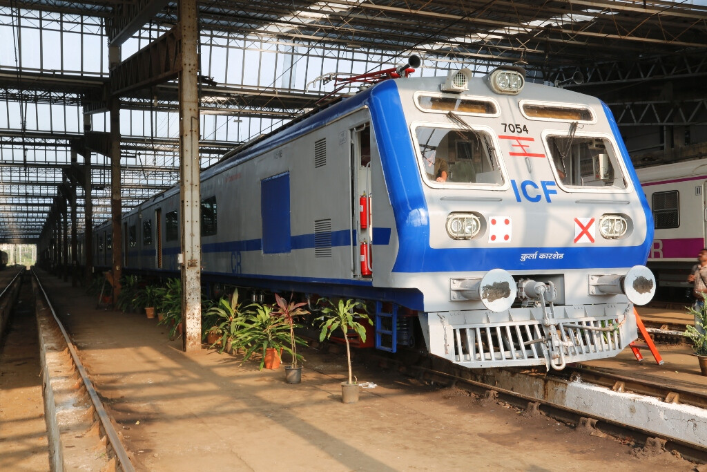 मध्य रेल्वे मार्गावर एसी लोकल दाखल