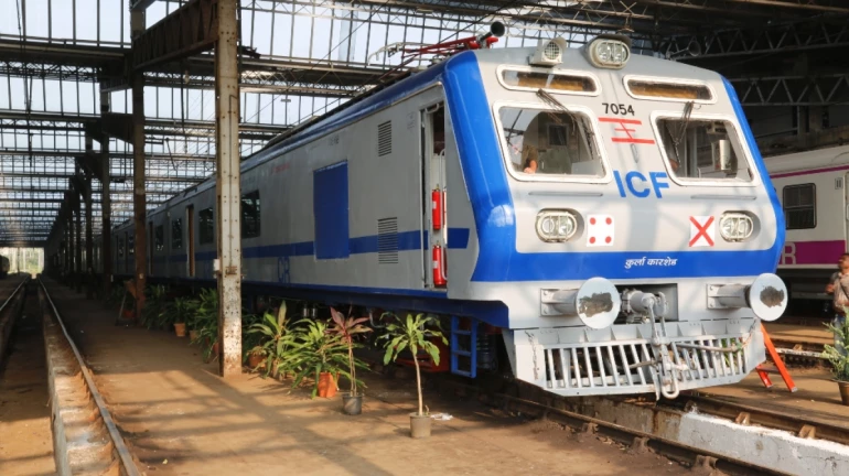 मध्य रेल्वे मार्गावर एसी लोकल दाखल मध्य रेल्वे मार्गावर एसी लोकल दाखल