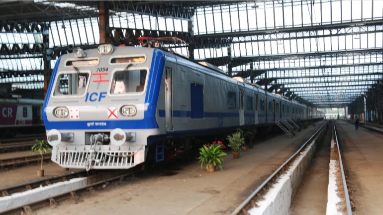 मध्य रेल्वेच्या ताफ्यात आणखी २ एसी लोकल दाखल मध्य रेल्वेच्या ताफ्यात आणखी २ एसी लोकल दाखल