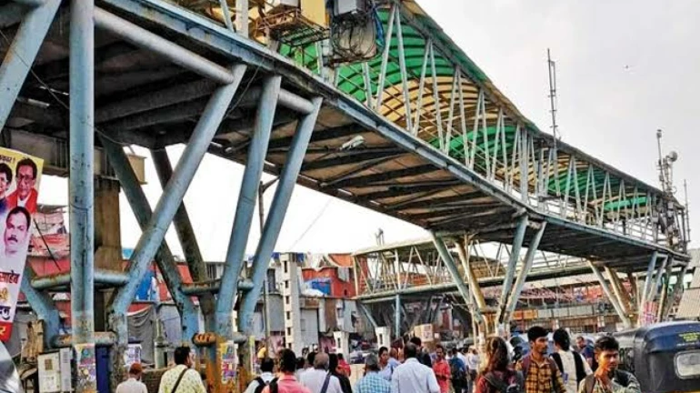 Commuters face more trouble as BMC begins nullah-widening work below Bandra skywalk Commuters face more trouble as BMC begins nullah-widening work below Bandra skywalk