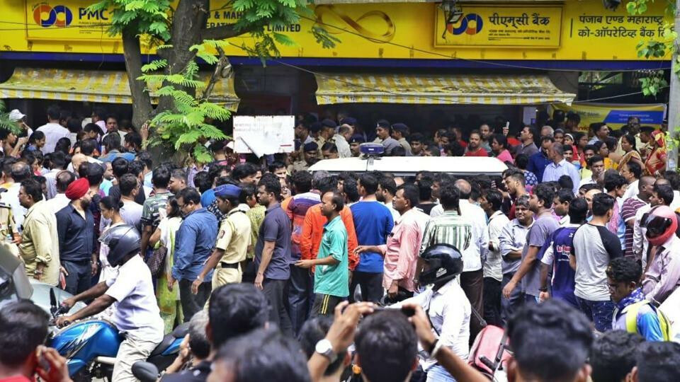 PMC खाताधारकों ने मातोश्री के बाहर किया प्रदर्शन, उद्धव ने दिया राहत देने का आश्वासन