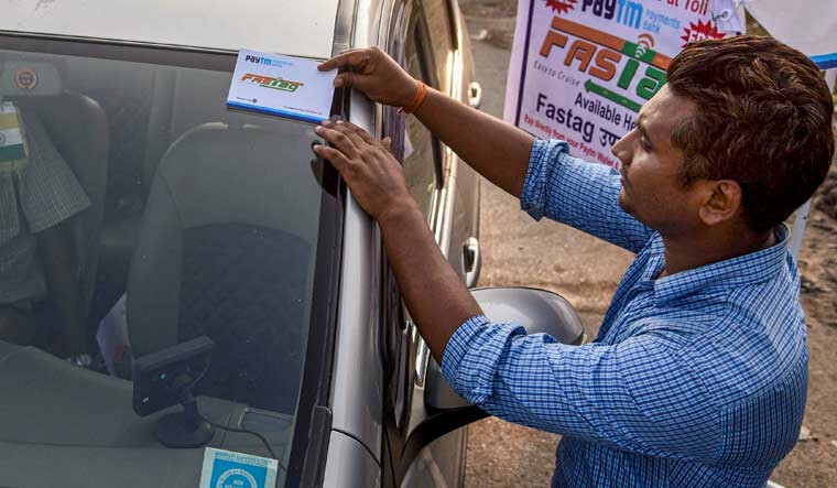 फास्टॅगचे स्टिकर अपुरे, रोखीनं टोल भरण्याच्या मुदतीत १ महिन्याने वाढ