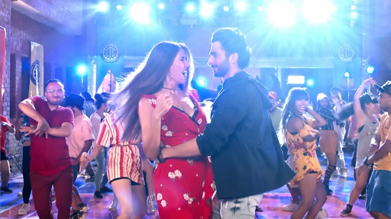 सनी सिंह और सोनाली सैगल ने मुंबई की सड़कों पर जमाया रंग सनी सिंह और सोनाली सैगल ने मुंबई की सड़कों पर जमाया रंग