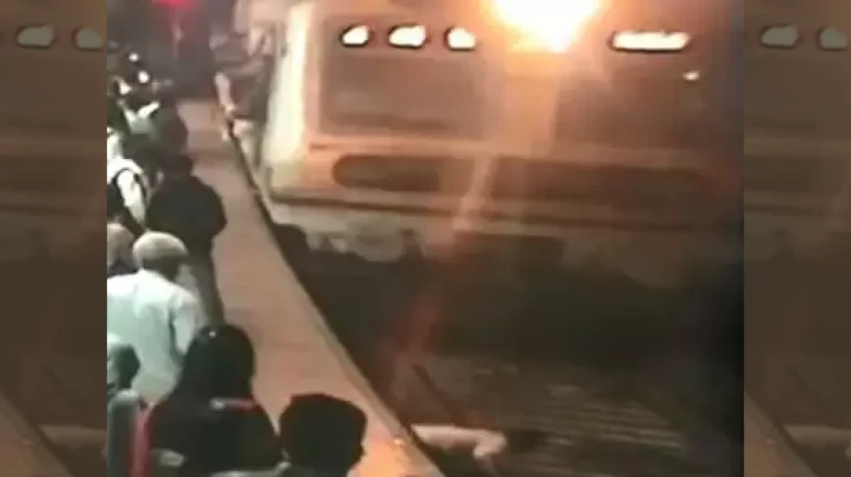 कुर्ला स्थानकात लोकलखाली उडी घेऊन आत्महत्या कुर्ला स्थानकात लोकलखाली उडी घेऊन आत्महत्या