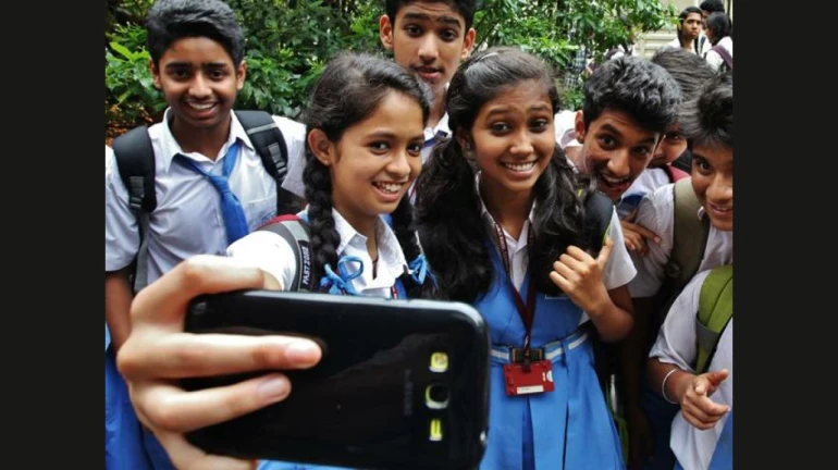 शाळांमध्ये विद्यार्थ्यांना मोबाइल आणण्यास बंदी घालावी, पालक संघटनांची मागणी शाळांमध्ये विद्यार्थ्यांना मोबाइल आणण्यास बंदी घालावी, पालक संघटनांची मागणी