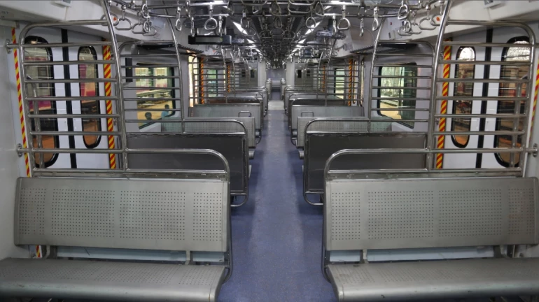 हार्बर मार्गावर १२ एसी लोकल फेऱ्यांकडं प्रवाशांची पाठ हार्बर मार्गावर १२ एसी लोकल फेऱ्यांकडं प्रवाशांची पाठ