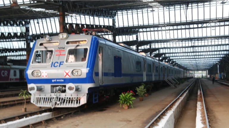 एसी लोकलला प्रवाशांची प्रतीक्षा कायम एसी लोकलला प्रवाशांची प्रतीक्षा कायम