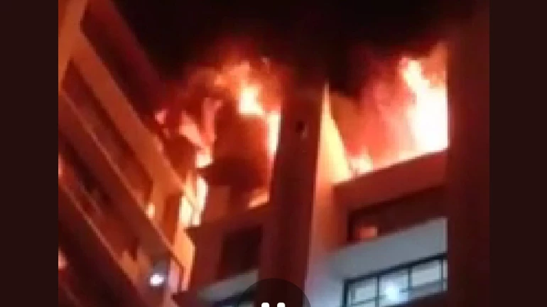 विले पार्ले इथल्या इमारतीत आग, अग्निशमन दलाच्या ८ गाड्या दाखल विले पार्ले इथल्या इमारतीत आग, अग्निशमन दलाच्या ८ गाड्या दाखल