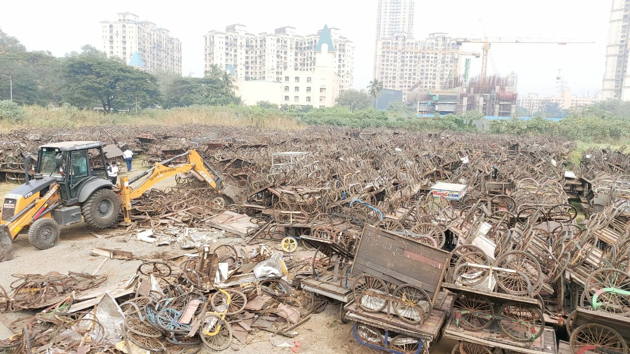 अनधिकृत फेरीवाल्यांविरोधात महापालिकेची कारवाई, 'इतक्या' हातगाड्या तोडल्या