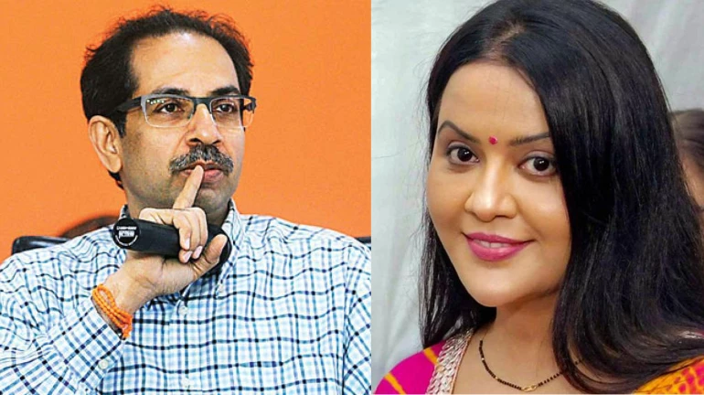 केवळ आडनाव ठाकरे असून चालत नाही- अमृता फडणवीस केवळ आडनाव ठाकरे असून चालत नाही- अमृता फडणवीस