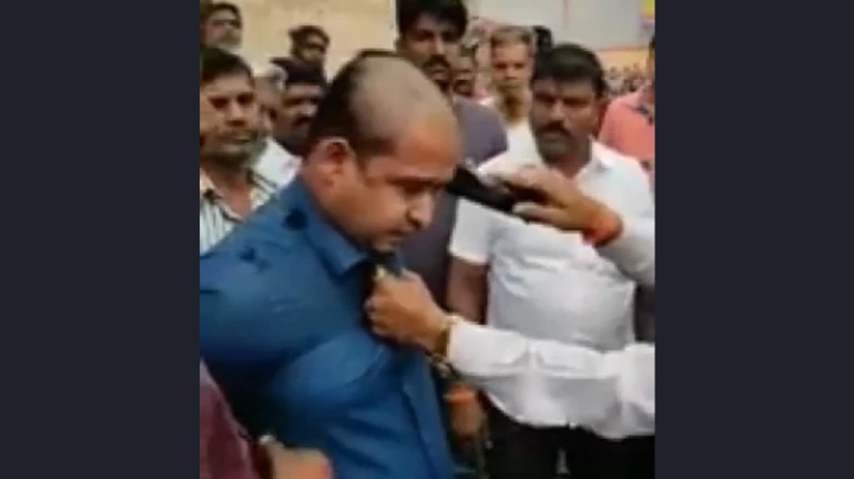 उद्धव ठाकरे के खिलाफ फेसबुक पर किया पोस्ट, शिव सेना के लोगों ने किया ऐसा हाल उद्धव ठाकरे के खिलाफ फेसबुक पर किया पोस्ट, शिव सेना के लोगों ने किया ऐसा हाल